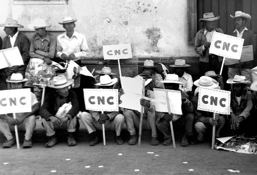 campesinos waiting for the president, Guanajuato, 1976