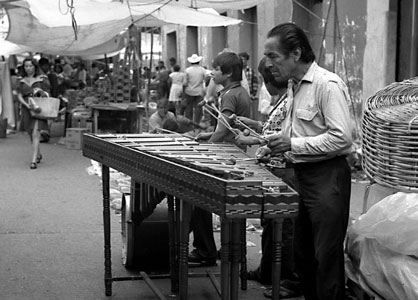 musica en el mercado, Oaxaca, 1976